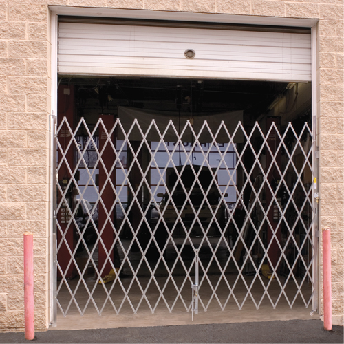 Barri&egrave;res de s&eacute;curit&eacute; galvanis&eacute;es repliables, Repliable simple fixe, 4' lo x 6' h d&eacute;ploy&eacute; Stor-it Systems