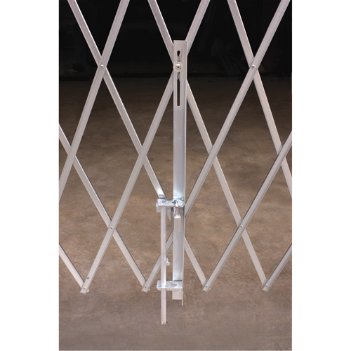 Barri&egrave;res de s&eacute;curit&eacute; galvanis&eacute;es repliables, Repliable simple fixe, 4' lo x 6' h d&eacute;ploy&eacute; Stor-it Systems