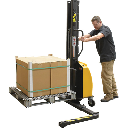 Gerbeur motoris&eacute; avec m&acirc;t &eacute;troit, Fonctionnement &eacute;lectrique, Capacit&eacute; 1000 lb, Lev&eacute;e max 63" Stor-it Systems