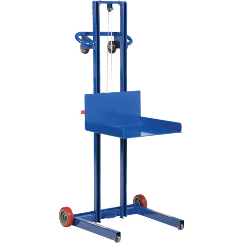 Plateforme &eacute;l&eacute;vatrice &agrave; profil bas pour charge l&eacute;g&egrave;re, M&eacute;canisme Treuil manuel, Capacit&eacute; de 400 lb, Levage max de 55" Stor-it Systems
