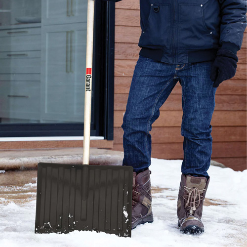 Pelle &agrave; neige Nordic, Lame Polypropyl&egrave;ne, Largueur 17-3/4", Manche Prise en D Stor-it Systems