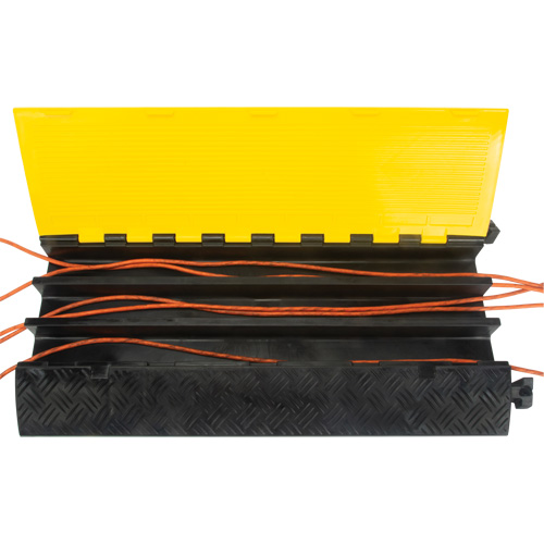 Protecteur de c&acirc;bles en polyur&eacute;thane, 3 canaux, 35,43" lo x 19,69" la x 3" h Stor-it Systems