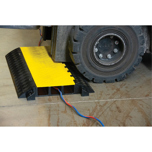 Protecteur de c&acirc;bles en polyur&eacute;thane, 3 canaux, 35,43" lo x 19,69" la x 3" h Stor-it Systems