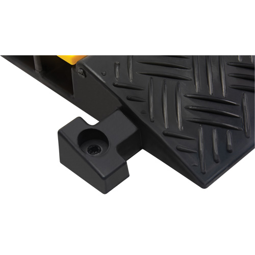 Protecteur de c&acirc;bles en polyur&eacute;thane, 3 canaux, 35,43" lo x 19,69" la x 3" h Stor-it Systems