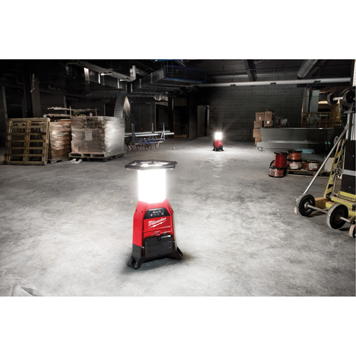 Lampe de chantier M18 Radius et chargeur avec One-Key, DEL, 4800/9000/2500 lumens, Boîtier en Plastique Stor-it Systems