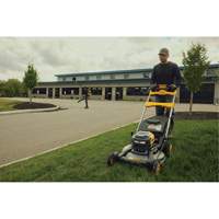 Trousse tondeuse &agrave; gazon autopropuls&eacute;e sans balais sans fil avec roues motrices arri&egrave;res 60 V MAX*, Pouss&eacute;e automatique, &agrave; pile, Largeur de coupe 21" Stor-it Systems