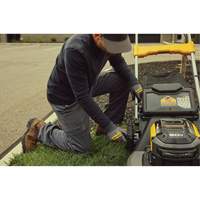 Trousse tondeuse &agrave; gazon autopropuls&eacute;e sans balais sans fil avec roues motrices arri&egrave;res 60 V MAX*, Pouss&eacute;e automatique, &agrave; pile, Largeur de coupe 21" Stor-it Systems