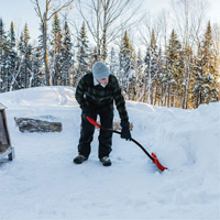 Pelle &agrave; neige Yukon, Lame Polypropyl&egrave;ne, Largueur 18", Manche Prise en D ergonomique Stor-it Systems