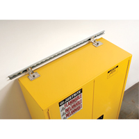 Attache de retenue contre les s&eacute;ismes pour armoire Sure-Grip Ex pour produits inflammables Stor-it Systems