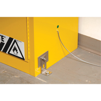 Attache de retenue contre les s&eacute;ismes pour armoire Sure-Grip Ex pour produits inflammables Stor-it Systems